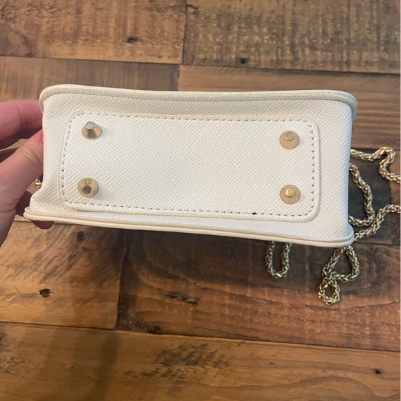 Ivory pebbled leather crossbody bag on long gold chain shoulder  strap - Picture 7 of 14